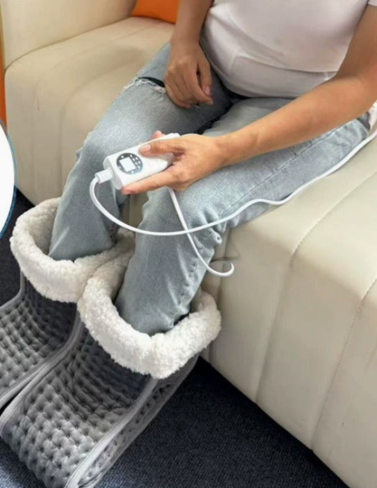 Le Chauffe-Pieds porté sur un canapé, boîtier de commande filaire en main